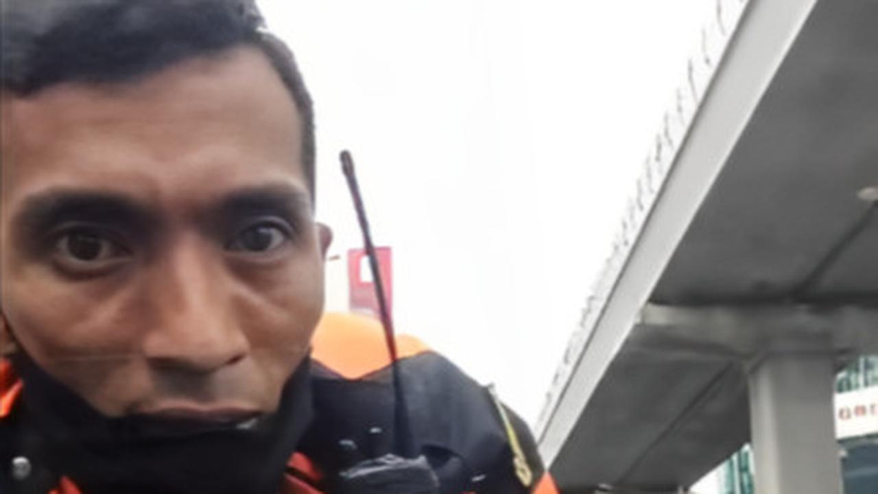 VIDEO: VIRAL! Petugas Dishub DKI 'Nemplok' di Kap Mobil, Ini Kronologi Versi Kadishub