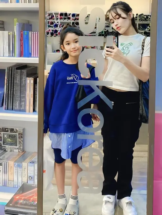 Keduanya juga memilih outfit yang nyaman untuk traveling.  [Foto: Instagram/ Ayu Ting Ting]