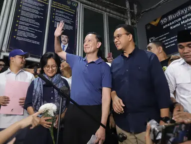 Mantan Menteri Perdagangan Thomas Trikasih Lembong atau Tom Lembong (tengah) didampingi istrinya Franciska Wihardja (kedua kiri) menyapa pendukungnya saat keluar dari Rumah Tahanan (Rutan) Cipinang, Jakarta, Jumat (1/8/2025). (merdeka.com/Arie Basuki)