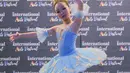 Kostum ballerina ini tampak terlihat elegan dengan aksen bordir emas di bagian dada dan rok tulle. (@thaliaputrionsu)