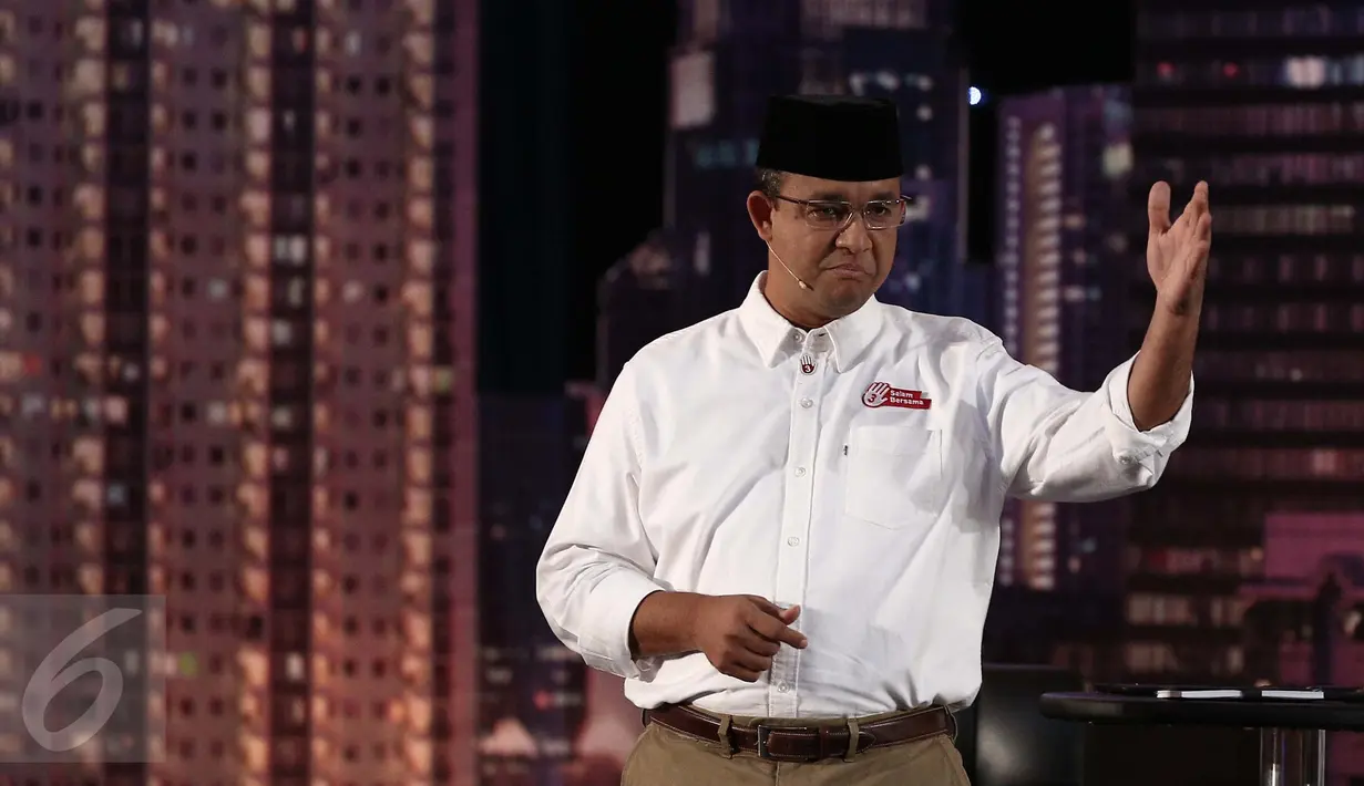 Cagub DKI Jakarta nomor 3, Anies Baswedan memaparkan visi misi pada debat perdana Cagub DKI Jakarta di Bidakara, Jakarta, Jumat (13/1). Tolak penggusuran, Anies tawarkan Urban Renewal di Jakarta. (Liputan6.com/Faizal Fanani)