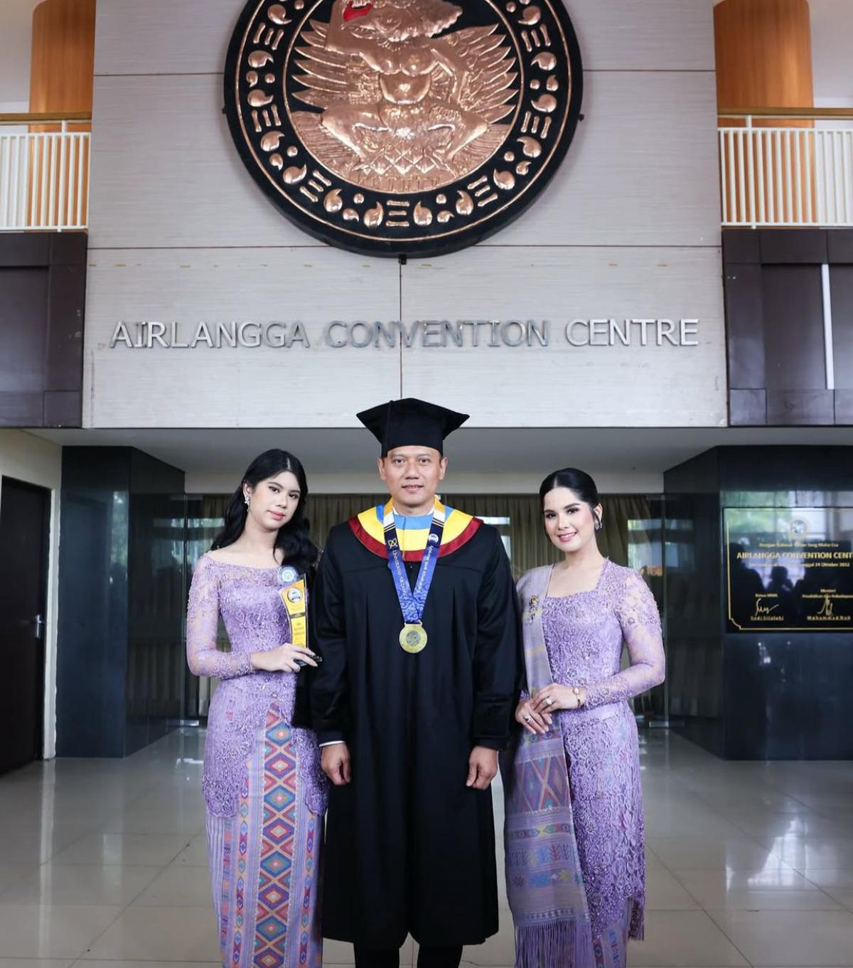 7 Potret Annisa Pohan Setia Dampingi AHY Wisuda, Sorotan Kecantikan dan Keharmonisan Keluarga yang Memukau