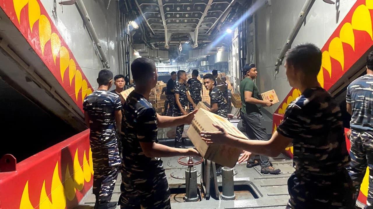 Percepat Distribusi Bantuan, KRI Teluk Gilimanuk-531 Tiba di Aceh Gelar Debarkasi Korban Bencana Alam