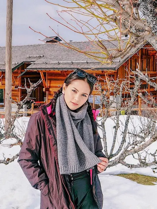 Melihat foto-foto di akun Instagramnya, terbukti kalau Alyssa memiliki banyak koleksi baju hangat. Lagi-lagi, Alyssa melilitkan scarf rajutan berwarna abu-abu yang membuatnya makin terlihat keren. (Instagram/alysssadaguise)