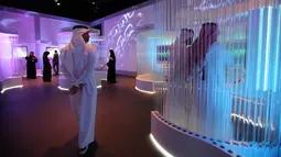 Staf pemerintah dari seluruh dunia mengunjungi Museum Masa Depan di World Government Summit di Dubai, Uni Emirat Arab (12/2). Museum ini menampilkan inovasi dalam desain dan teknologi. (AP Photo / Kamran Jebreili)