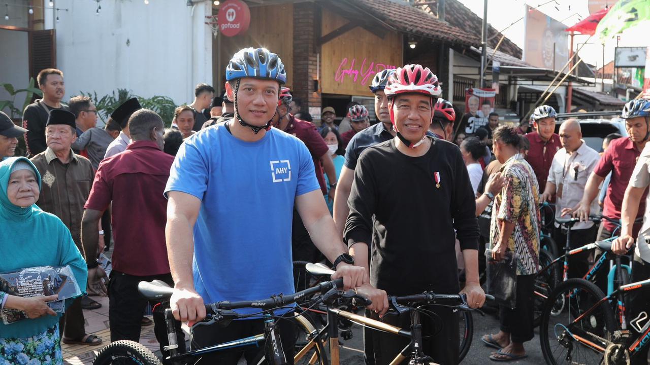 Jokowi dan AHY Bersepeda Bersama di Solo
