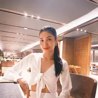 Mikha Tambayong Memukau dengan Outfit Putih yang Sederhana dan Anggun (Instagram/@miktambayong)