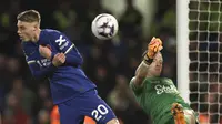 Cole Palmer dari Chelsea, kiri, berebut bola dengan kiper Everton Jordan Pickford saat pertandingan sepak bola Liga Premier Inggris antara Chelsea dan Everton di stadion Stamford Bridge di London, Senin, 15 April 2024. (AP Photo/Ian Walton)