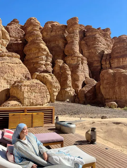 Tampilan dengan gaya Arabian ini ditutup dengan hijab turban sky blue dan sneakers putih [@titi_kamall]