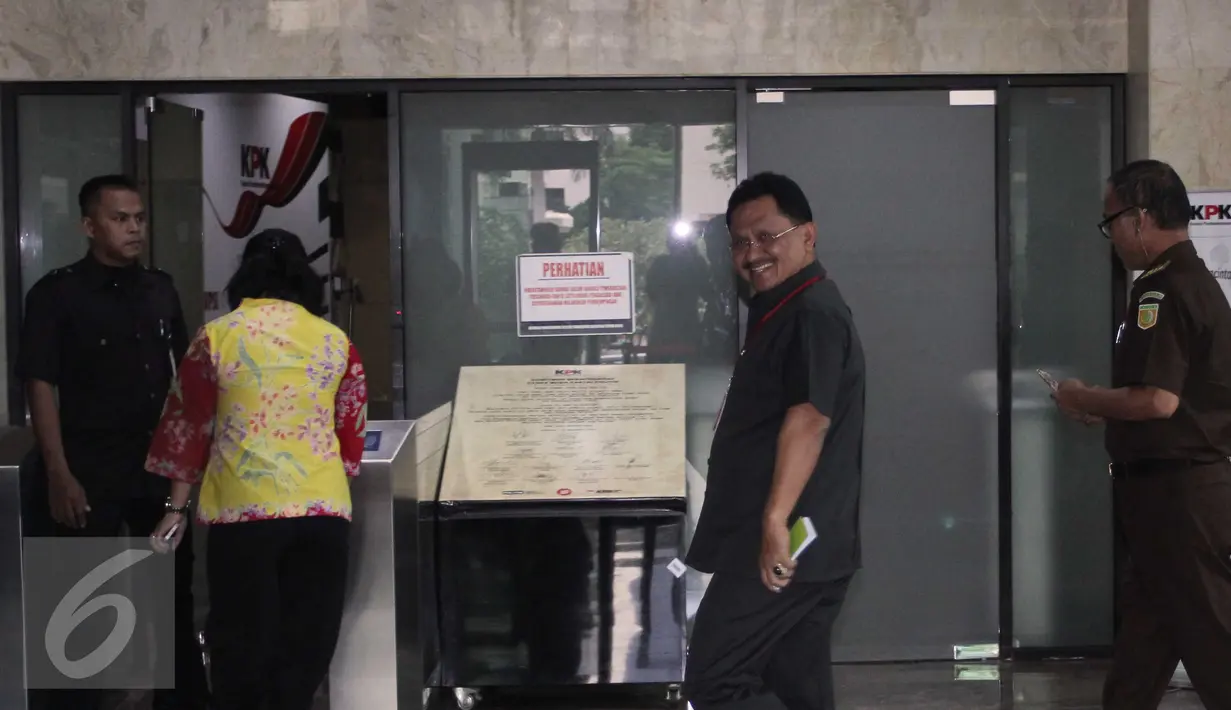 Jaksa Agung Muda Intelijen, Adi Toegarisman saat tiba di KPK, Jakarta, Kamis (31/3). Kedatangan Adi untuk mengkonfirmasi pada KPK terkait OTT terhadap oknum jaksa dari Kejaksaan Tinggi DKI Jakarta. (Liputan6.com/Helmi Afandi)