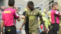 AC Milan, Rafael Leao berjalan ke luar lapangan pada laga pekan ke-34 Liga Italia 2022/2023 antara AC Milan melawan Lazio di San Siro, Milan, Italia, Sabtu (06/05/2023). Leao digantikan oleh Alexis Saelemaekers pada menit ke-11. (AP Photo/Luca Bruno)