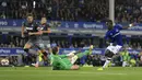 Proses gol yang dicetak oleh gelandang Everton, Idrissa Gueye, ke gawang  Hajduk Split pada leg I play-off Liga Europa di Stadion Goodison Park, Jumat (18/8/20127). Everton menang 2-0 atas Hajduk Split. (AP/Nigel French)