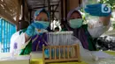 Petugas Laboratorium Kesehatan Daerah Provinsi DKI Jakarta menguji sampel jenis makanan pedagang kaki lima (PKL) binaan di Bundaran HI, Jakarta, Rabu (27/11/2019). Pengambilan sampel ini untuk memeriksa makanan yang mengandung bahan kimia seperti boraks dan formalin. (merdeka.com/Imam Buhori)
