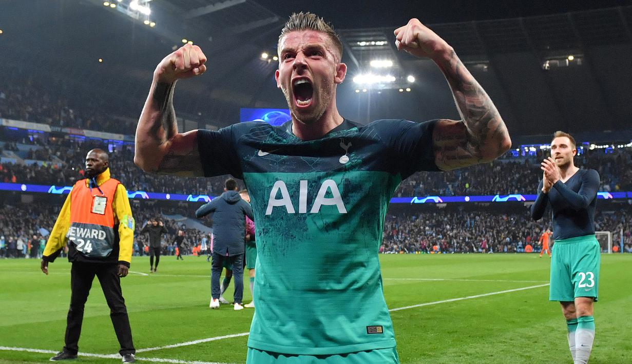 Toby Alderweireld. Bek asal Belgia ini total 6 musim membela Everton sejak didatangkan dari Atletico Madrid pada 2015/2016. Meski banyak diincar tim-tim besar Eropa, ia lebih memilih bergabung dengan Al Duhail, klub di Liga Qatar usai memutuskan pergi dari Tottenham. (AFP/Anthony Devlin)