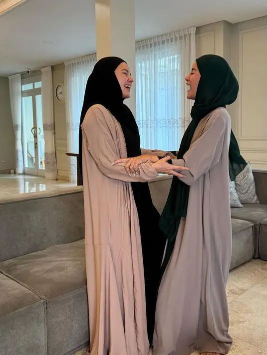 Dewi Sandra dan Olla Ramlan pun sama-sama tampil santun bersahaja dengan pakaian yang mereka kenakan.  Serta gaya hijab syari menutupi bagian dada. [@ollaramlan]