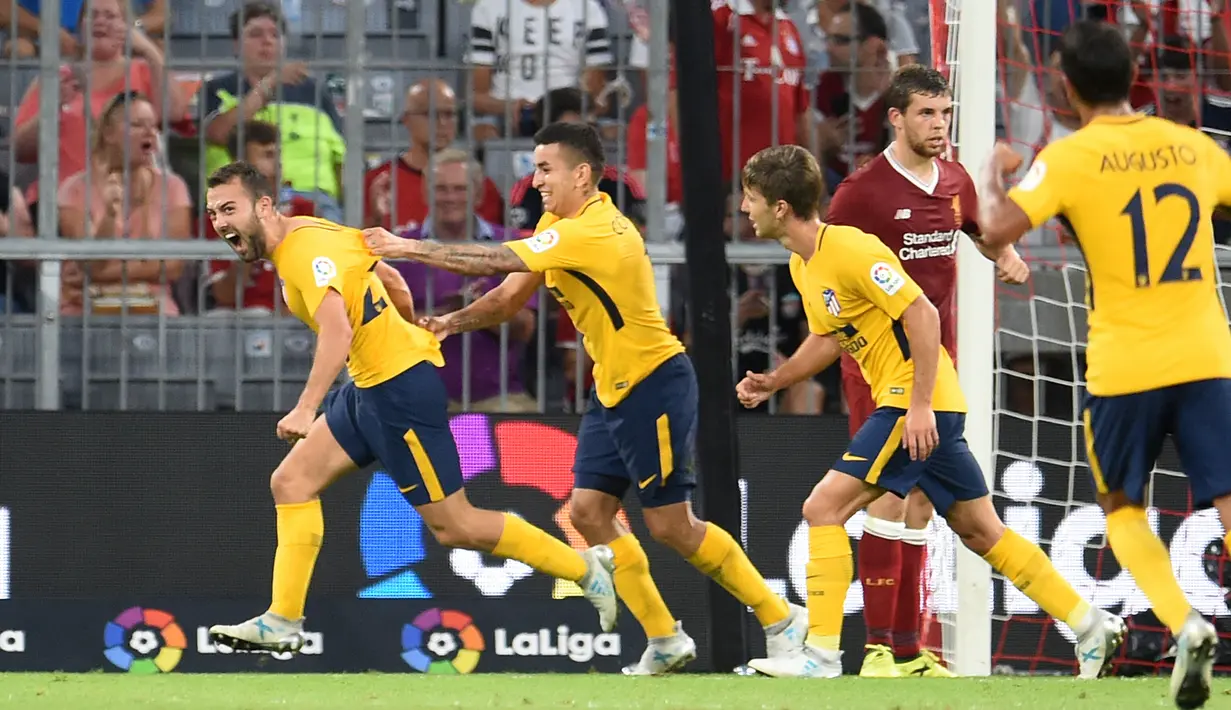 Gelandang Atletico Madrid, Keidi Bare (kiri) melakukan selebrasi usai mencetak gol ke gawang Liverpool pada final Audy Cup di Munchen, (2/8). Atletico menang 5-4 atas Liverpool lewat adu penalti setelah bermain imbang 1-1. (Andreas Gebert/dpa via AP)