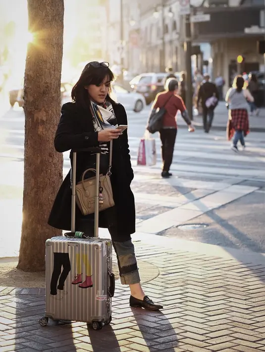 Badannya yang mungil terlihat sedikit berisi dengan scarf yang dipakai menutui bagian dadanya dan berlayer.  (Instagram/Ifyalyssa)