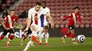Gelandang Crystal Palace, Luka Milivojevic melakukan eksekusi penalti ke gawang Southampton pada laga Liga Inggris 2020/2021 di St Mary's Stadium, Southampton (11/5/2021). Luka Milivojevic didatangkan Crystal Palace dari Olympiacos pada tengah musim 2016/2017. Jabatan kapten tim di sandangnya sejak tengah musim 2017/2018 menggantikan Jason Puncheon. Setelah 6,5 musim, ia meninggalkan The Eagles pada akhir musim 2022/2023 dan hingga kini masih berstatus tanpa klub. (AFP/Pool/Andre Boyers)