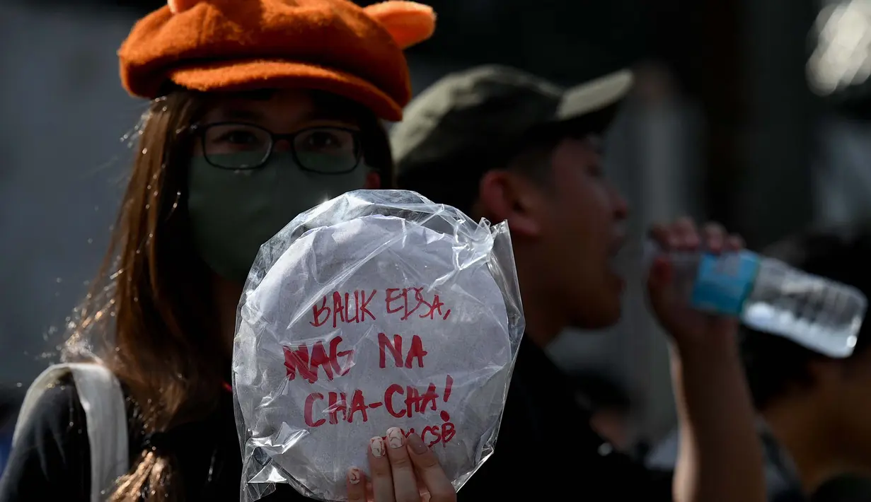 People Power yang terjadi di Filipina pada 1986 menyatakan rezim Ferdinand Marcos telah memimpin secara diktator dan melakukan tindakan represif terhadap aktivis dan oposisi. (JAM STA ROSA/AFP)