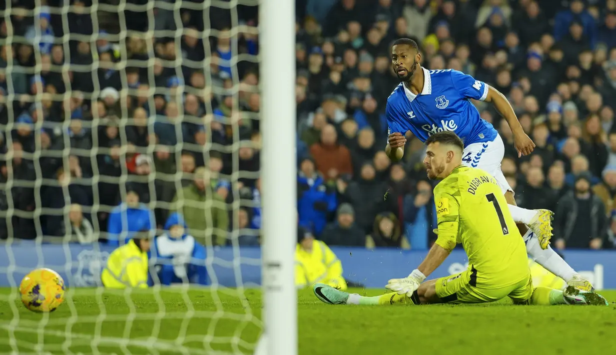 Tiga gol kemenangan Everton tercipta di babak kedua lewat aksi Dwight McNeil (79'), Abdoulaye Doucoure (86'), dan Beto (90+7'). (AP Photo/Jon Super)
