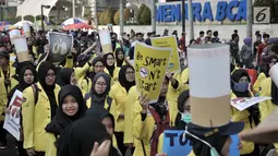 Mahasiswa Universitas Indonesia (UI) membawa spanduk saat menggelar kampanye Bahaya Merokok di car free day (CFD), Jakarta, Minggu (6/5). Dalam aksi tersebut para mahasiswa juga menyerukan tentang bahaya merokok. (Merdeka.com/Iqbal Nugroho)