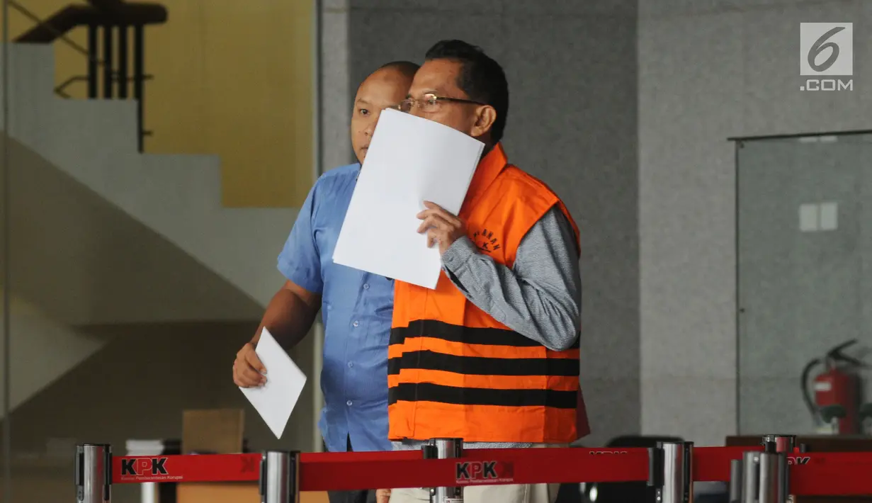 Anggota DPRD Sumatera Utara, Arifin Nainggolan (kanan) usai menjalani pemeriksaan di Gedung KPK, Jakarta, Senin (16/7). Penahanan Arifin terkait dugaan suap mantan gubernur Sumatera Utara Gatot Pujo Nugroho. (Merdeka.com/Dwi Narwoko)