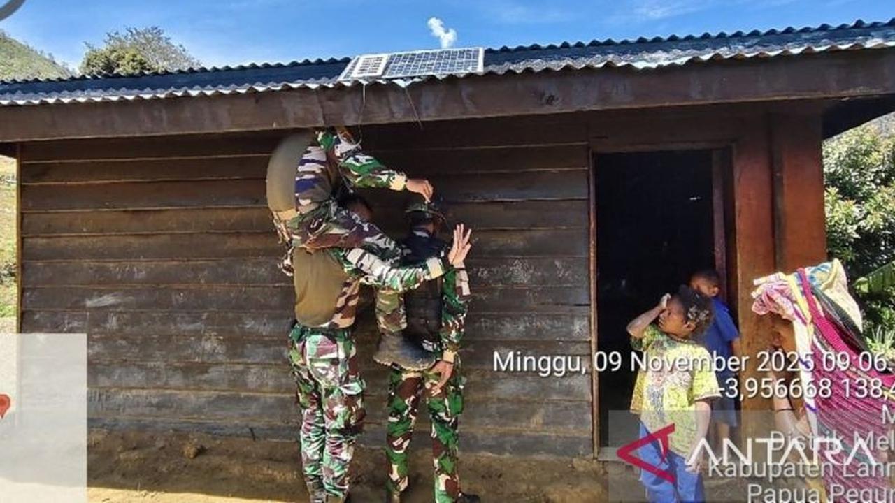 Satgas Yonif 511 Pasang Lampu Tenaga Surya di Pedalaman Papua, Tingkatkan Akses Penerangan Warga