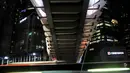 Warga menunggu kendaraan di bawah jembatan penyeberangan orang (JPO) Gelora Bung Karno (GBK), Jakarta, Senin (25/2). JPO GBK ini rencananya akan diresmikan oleh Gubenur Anies Baswedan pada Maret mendatang. (Merdeka.com/Iqbal S Nugroho)