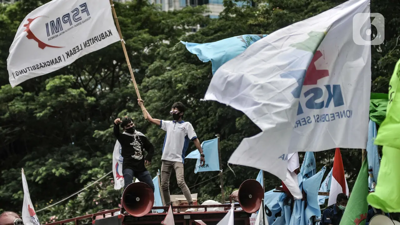 Aksi Ratusan Buruh Tolak UU Cipta Kerja