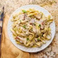 ilustrasi pasta saus alfredo/copyright By Ezume Images from Shutterstock