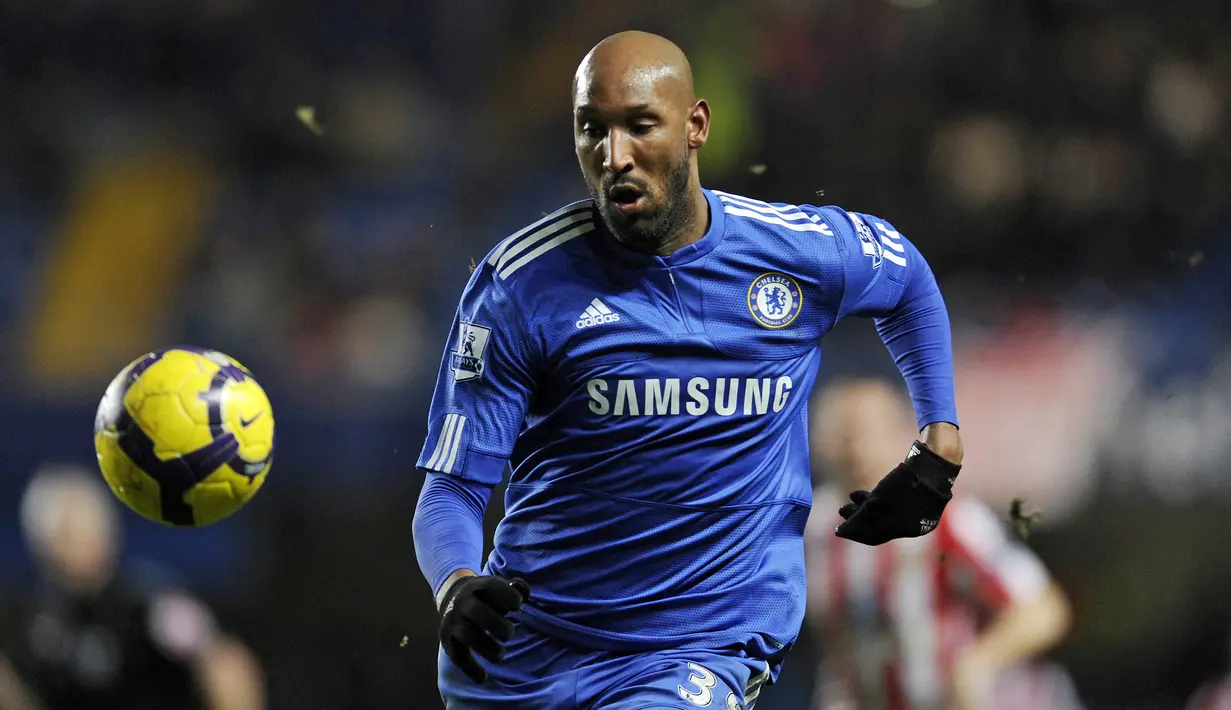 Nicolas Anelka. Eks striker asal Prancis yang kini berusia 43 tahun dan telah pensiun pada Januari 2016 bersama Mumbai City ini total memperkuat 6 klub di Liga Inggris mulai 1996/1997 saat kasta tertinggi masih bernama Divisi Satu hingga 2013/2014. Ia mampu mencetak hattrick bersama 3 klub berbeda, Arsenal (1 kali, musim 1998/1999), Manchester City (1 kali, musim 2003/2004) dan Chelsea (1 kali, musim 2008/2009). (AFP/Adrian Dennis)