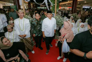 Wali Kota Bandung, Muhammad Farhan, menghadiri pernikahan di Kota Bandung. (Dok. Humas Pemkot Bandung)