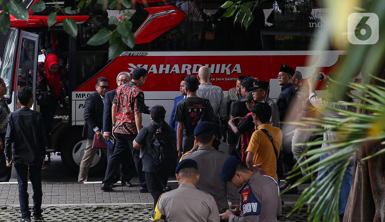 Didampingi tim penasehat hukum, Hasto Kristiyanto tiba sekitar pukul 09.35 WIB dengan menggunakan bus. (Liputan6.com/Angga Yuniar)