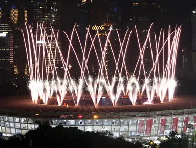 Pesta kembang api pada pembukaan Asian Para Games 2018 di Stadion Utama Gelora Bung Karno, Jakarta, Sabtu (6/10). Asian Para Gamesdigelar pada 6-13 Oktober 2018. (merdeka.com/imam buhori)