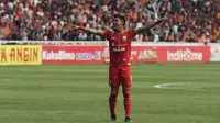 Bek Persija, Maman Abdurrahman, merayakan gol yang dicetak Rezaldi Hehanussa ke gawang Persela pada laga Liga 1 di SUGBK, Jakarta, Selasa (20/11). Persija menang 3-0 atas Persela. (Bola.com/Vitalis Yogi Trisna)