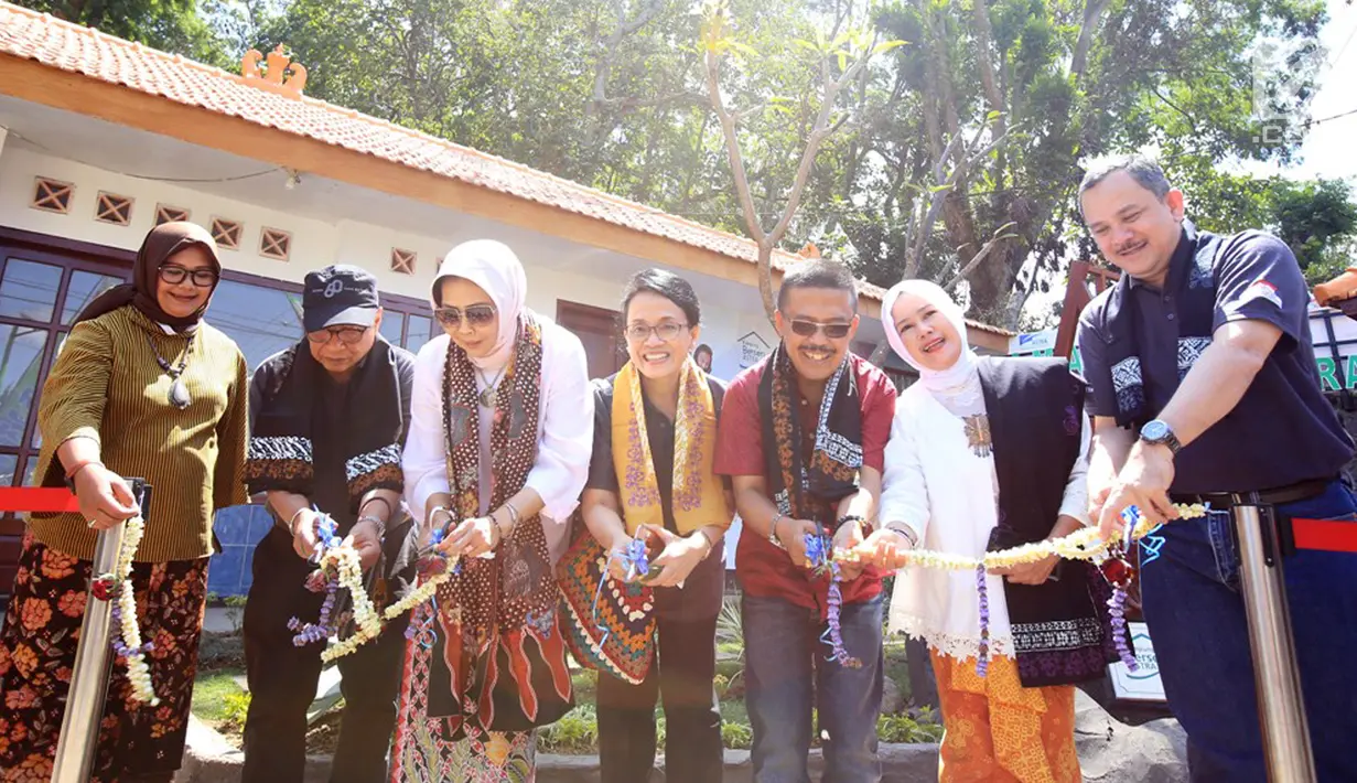Walikota Batu Dewanti Rumpoko (ketiga kiri), Chief of Corporate Affairs Astra Pongki Pamungkas (kedua kiri) Deputy Chief of Corporate Affairs Astra Riza Deliansyah (kanan) meresmikan Taman Batik Astra pada Festival Kampung Berseri Astra di Batu, Jawa Timur (3/8/2019). (Liputan6.com/HO/Ilham)