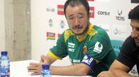 Kapten Sriwijaya FC, Yu Hyun Koo, tak kuasa menahan tangis saat konfrensi pers setelah pertandingan melawan PSIS Semarang, di Magelang, Selasa (23/10/2018). (Bola.com/Ronald Seger Prabowo)