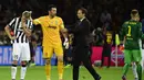 (Kiri-kanan) Leonardo Bonucci, Gianluigi Buffon dan Pelatih Juventus, Massimiliano Allegri usai pertandingan final Liga Champions 2014-2015 di Olympiastadion, Berlin, Minggu (7/6/2015). Juventus dikalahkan Barcelona 3-1. (AFP Photo/Oliver Morin)