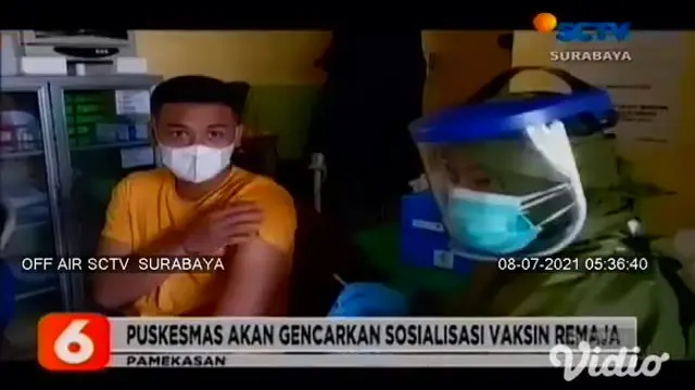 Vaksinasi Covid-19 gratis yang dilaksanakan di Puskesmas Teja, Kabupaten Pamekasan, hanya diikuti oleh sejumlah remaja. Meski terjadi antrean, vaksinasi untuk usia 12-17 tahun ini tidak seramai vaksinasi orang dewasa.