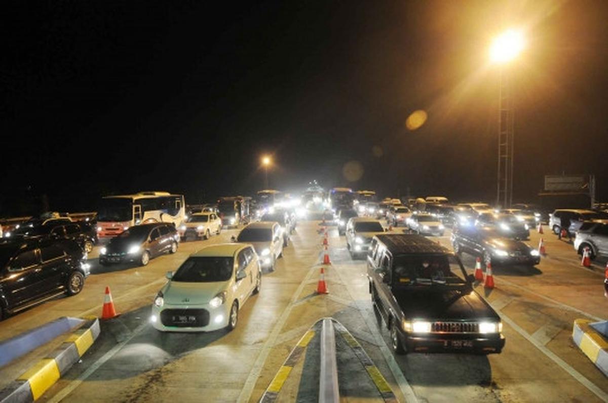 Gerbang Tol Palimanan macet hingga 10 km