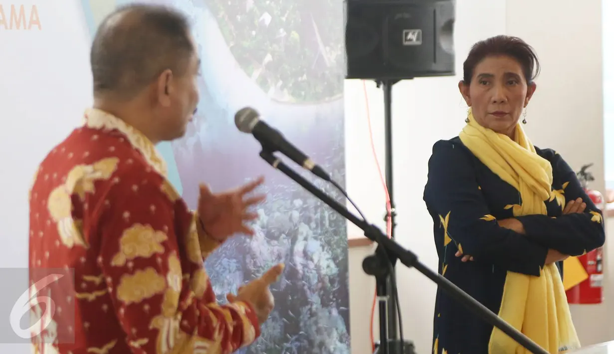 Menteri Kelautan dan Perikanan Susi Pudjiastuti menyimak sambutan Menpar Arief Yahya usai penandatangan kerja sama antara Kemenpar - KKP di Jakarta, Selasa (7/2). Kerja sama meliputi pengembangan wisata bahari di Indonesia (Liputan6.com/Immanuel Antonius)