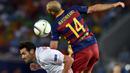 Pemain Barcelona, Javier Mascherano duel udara dengan pemain Sevilla, Vicente Iborra pada laga UEFA Super Cup di Tbilisi, Georgia, Selasa (11/8/2015). Bercelona menang 5-4 atas Sevilla. (AFP Photo/Kirill Kudryavtsev)