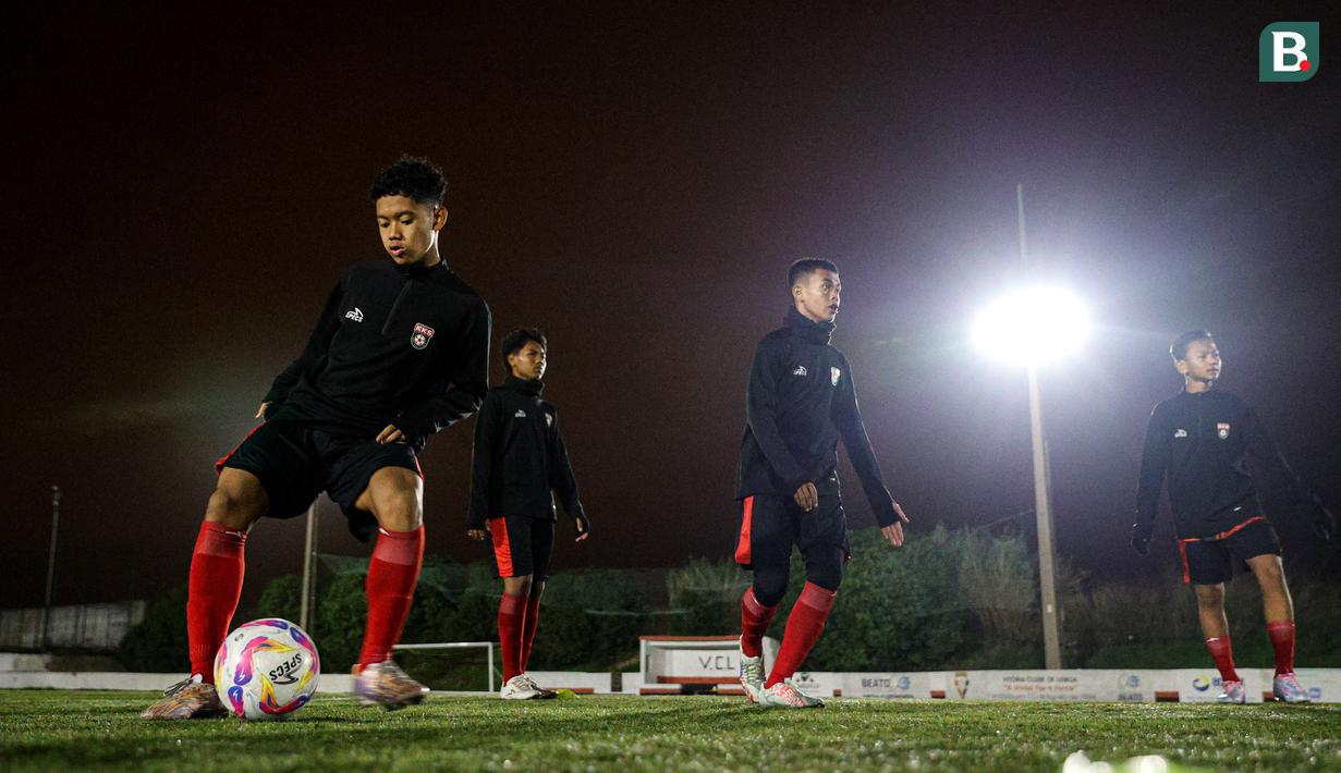 Kali ini latihan digelar pada malam hari dengan hawa yang lebih dingin dari hari-hari sebelumnya. (Bola.com/Bagaskara Lazuardi)