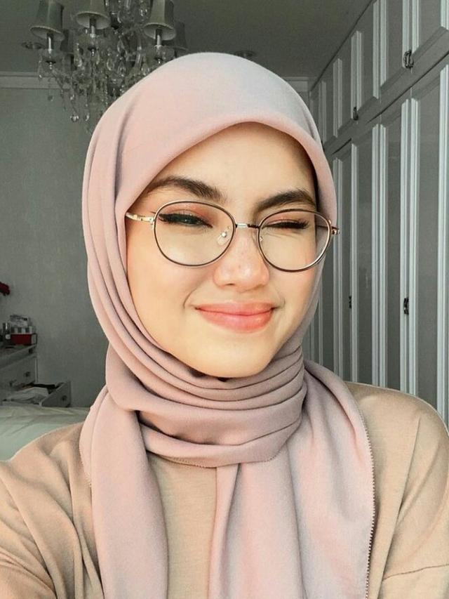9 Inspirasi Style Hijab Segi Empat, Simpel Tapi Modis untuk Idul Adha