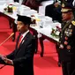 Presiden Joko Widodo atau Jokowi (kiri) didampingi Kapolri Jenderal Tito Karnavian (kanan) saat menjadi inspektur upacara pada peringatan HUT ke-72 Bhayangkara di Istora Senayan, Jakarta, Rabu (11/7). (Liputan6.com/JohanTallo)