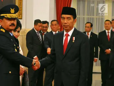 Presiden Joko Widodo (kanan) memberi ucapan selamat kepada KSAU, Marsekal Hadi Tjahjanto di Istana Negara, Jakarta, Rabu (18/1) lalu. Presiden Jokowi mengajukan nama Hadi Tjahjanto sebagai calon Panglima TNI yang baru.  (Liputan6.com/Angga Yuniar)