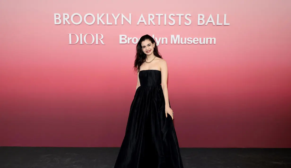 Aria Mia Loberti mengenakan gaun sutra hitam Dior. Dia juga mengenakan tas dan sepatu Dior. [Dior]