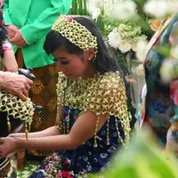 Namun sayang, sebelum naik tahta, suami pertamanya meninggal dunia akibat kecelakaan. Tahta selanjutnya diberikan pada Raja Kanjeng Gusti Pangeran Aryo Adipati Mangkunegara IX. Erna tetap dianggap  keluarga Keraton Mangunegaran. (Nurwahyunan/Bintang.com)