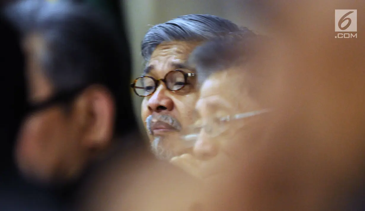 Gubernur Sulawesi Tenggara nonaktif Nur Alam saat mengikuti sidang lanjutan dugaan suap perizinan tambang nikel di Pengadilan Tipikor, Jakarta, Jumat (23/2). Sidang mendengar keterangan saksi ahli. (Liputan6.com/Helmi Fithriansyah)