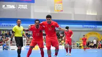 Dua pemain Timnas Futsal Indonesia, Wendy Brian Ick dan Evan Soumilena, berselerasi setelah mencetak gol ke gawang Thailand dalam laga semifinal ASEAN Futsal Championship 2024 di Terminal Hall, Nakhon Ratchasima, Thailand, Jumat (8/11/2024) petang WIB. Timnas Futsal Indonesia menang 5-1 atas Thailand dan lolos ke final. (Dok. Timnas Futsal)